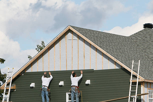 Professional Vinyl Siding technician working in Glen Head, NY